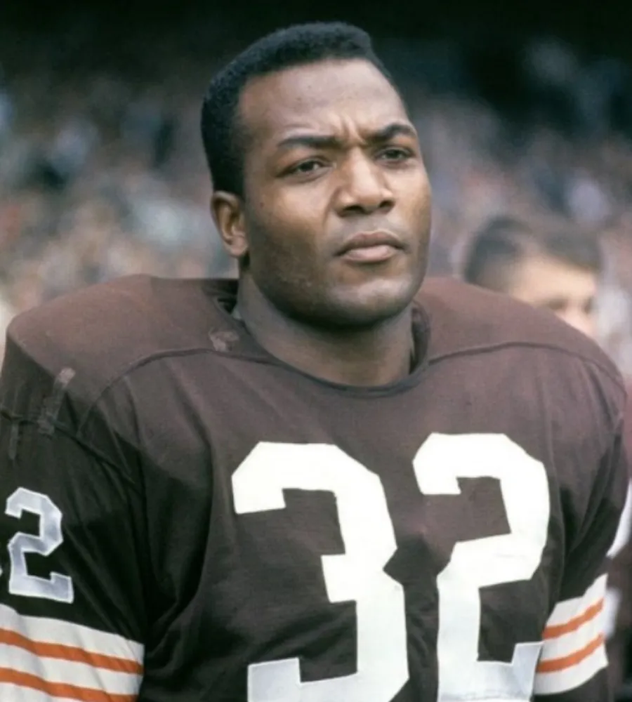 JIM BROWN: THE UNSTOPPABLE LEGEND WHO WALKED AWAY FROM THE NFL AT THE PEAK OF HIS POWER TO CONQUER HOLLYWOOD