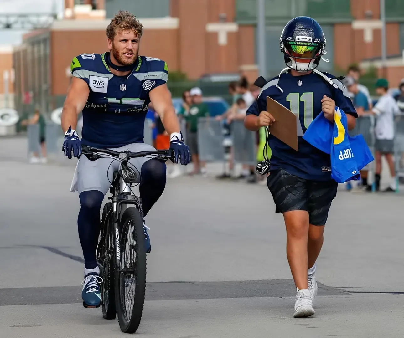 Watch: Punches fly as fights break out between Seahawks, Packers at joint practice