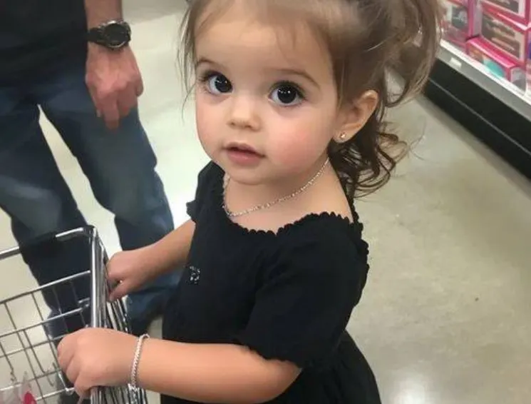 Woman’s kindness to single dad reveals heartbreaking connection: Bracelet from her child’s burial on his daughter