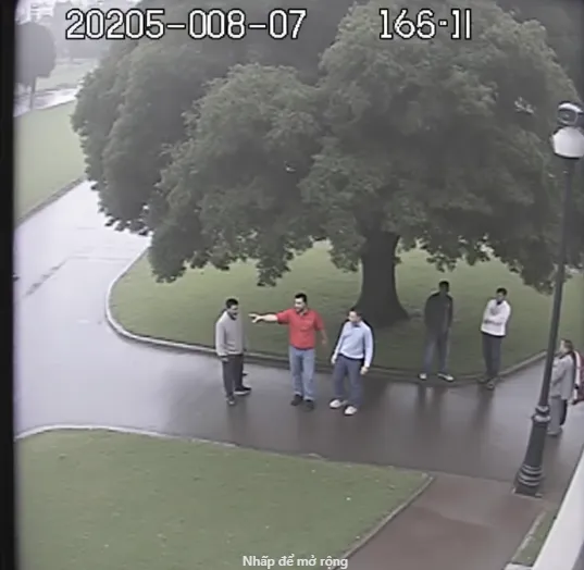 X Un rayo golpea a cuatro hombres que se refugiaban bajo un árbol en un parque de Gurgaon, todos caen al suelo.