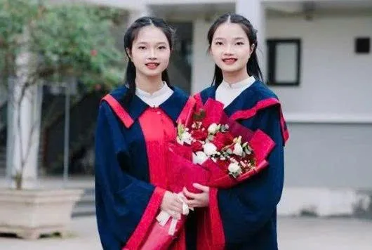 Chân dung 2 chị em song sinh cùng đỗ HV Quân Y với điểm tuyệt đối 30/30: Đã giỏi mà th;ân thế cỡ này thì ai làm lại 